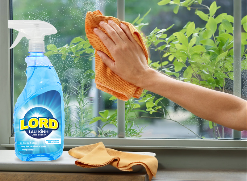 Vệ sinh cửa kính đơn giản và hiệu quả với nước lau kính Lord