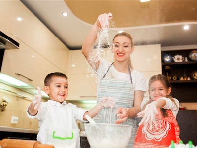 Bé thỏa thích vào bếp trổ tài cùng Mẹ vì đã có nước rửa chén Senny hương quế