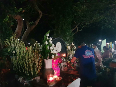 Viếng mộ liệt sĩ tại nghĩa trang Hàng Dương - mộ chị Võ Thị Sáu